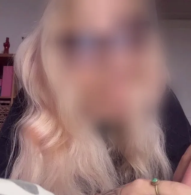 Esra, 23